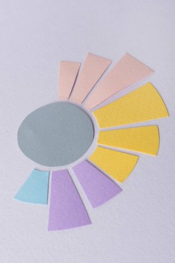 Gri tablo arka planı üzerinde yalıtılmış iş grafikleri.