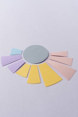 Gri tablo arka planı üzerinde yalıtılmış iş grafikleri.