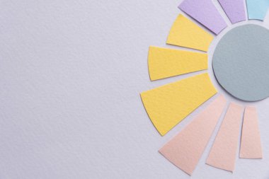 Gri tablo arka planı üzerinde yalıtılmış iş grafikleri.