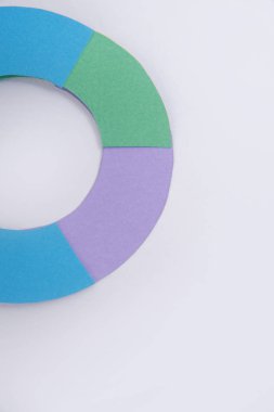 Gri tablo arka planı üzerinde yalıtılmış iş grafik diyagramı.