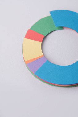 Gri tablo arka planı üzerinde yalıtılmış iş grafik diyagramı.