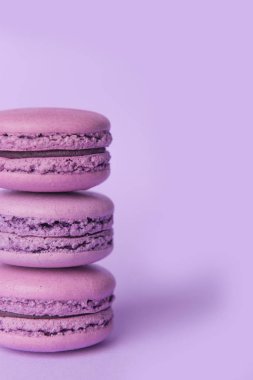 Üç tatlı mor makaron