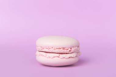Mor masa arka plan üzerinde bir tatlı mor macaroon.