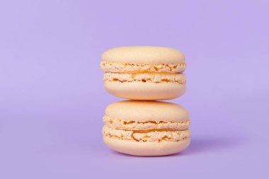 İki tatlı turuncu macaroons