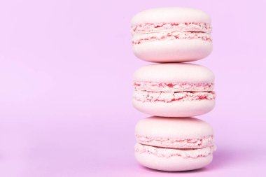 Üç tatlı mor makaron