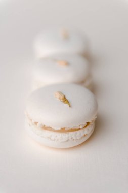 Beyaz masa arka plan üzerinde tatlı beyaz macaroons.