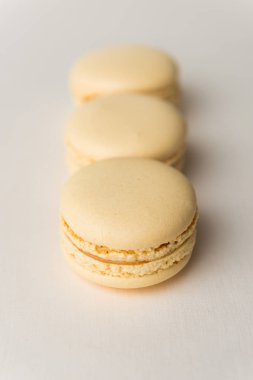 Beyaz masa arka plan üzerinde tatlı sarı macaroons.