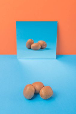 Kivi turuncu arka plan üzerinde izole mavi masada