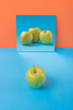 Elma portakal arka plan üzerinde izole mavi masada