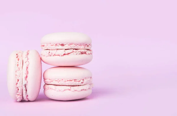 Tři sladké purpurové macaroony — Stock fotografie