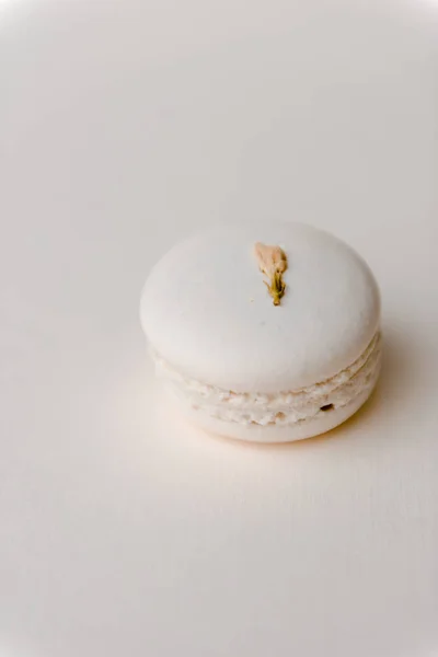 Um doce biscoito branco sobre fundo branco de mesa. — Fotografia de Stock