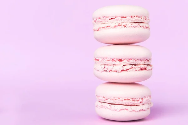 Tři sladké purpurové macaroony — Stock fotografie