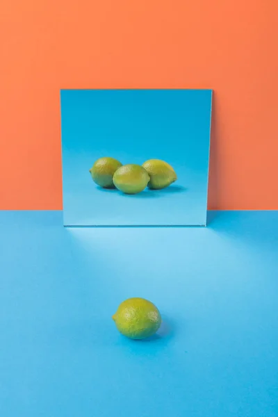 Kalk på blå bord isolerade över orange bakgrund — Stockfoto