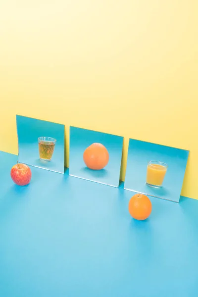 Owoce na stole niebieski na białym tle nad żółtym tle — Zdjęcie stockowe