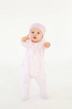 Sevimli küçük bebek izole katta duran şapka giyen