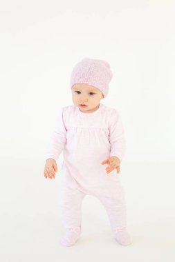 Şapka takan küçük bebek izole
