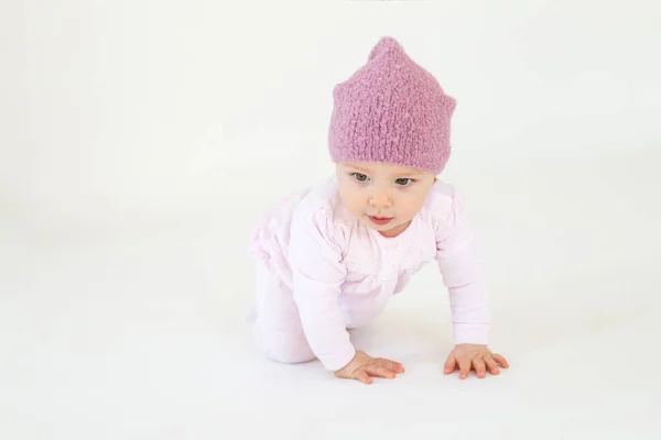 Pequena menina usando chapéu sentado no chão — Fotografia de Stock