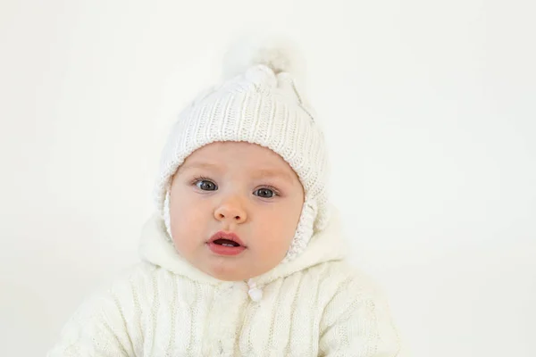 Pequeno bebê sobre fundo branco — Fotografia de Stock