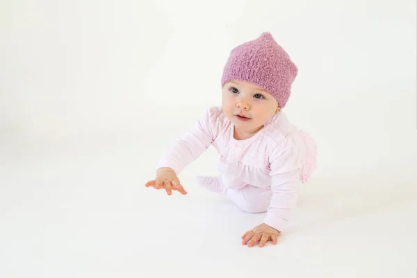 Маленькая девочка в шляпе сидит на полу — стоковое фото