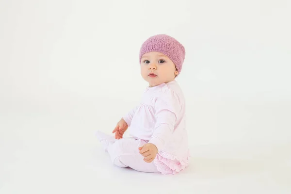 Bonito menina usando chapéu sentado no chão — Fotografia de Stock