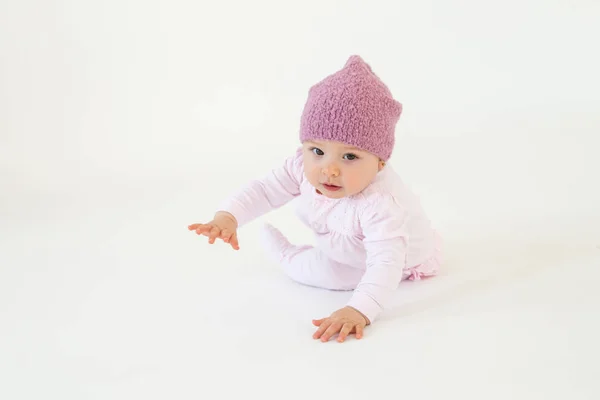 Χαριτωμένο μικρό κορίτσι μωρό φορώντας καπέλο κάθεται στο πάτωμα — Φωτογραφία Αρχείου