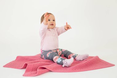 Sevimli güzel kız kız ekose ile katta oturan