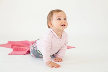 Beyaz arka plan üzerinde izole katta oturan bebek kız