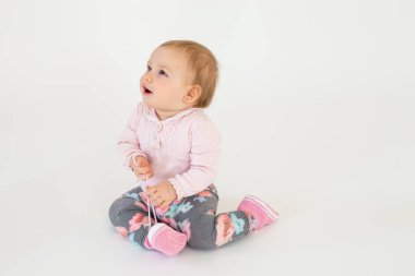 Sevimli kız bebek izole katta oturan