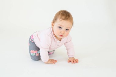 Sevimli küçük bebek kız izole katta oturan