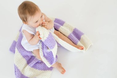 Yerde oturan güzel kız bebek üst te si