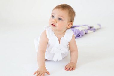 Ekose ile katta oturan Pretty küçük bebek kız