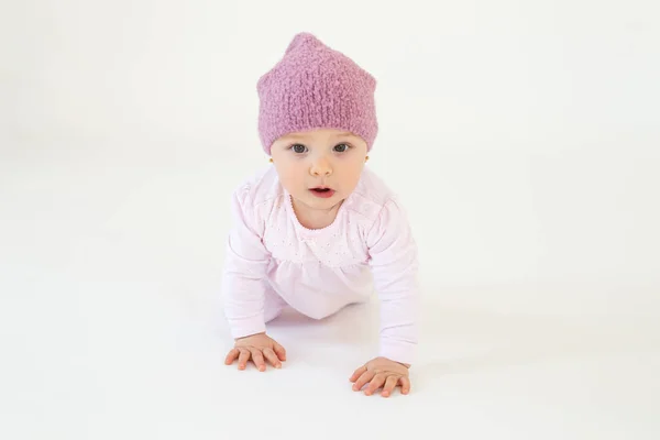 Mignon petit bébé fille portant chapeau assis sur le sol — Photo