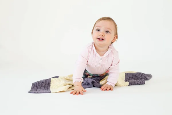 Pretty girl sitting on floor with plaid isolated — Stock Photo, Image