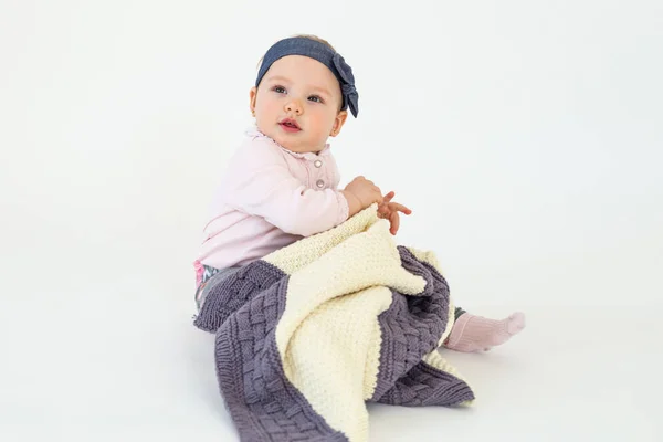 Pretty girl sitting on floor with plaid isolated — Stock Photo, Image