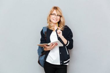 Öğrenci Not Defteri ile gülümseyen