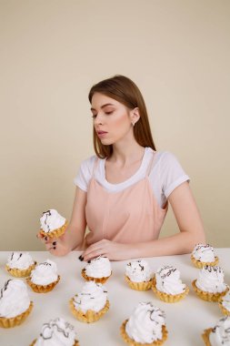 Kek yemek masasının dalgın kadının dikey görüntü