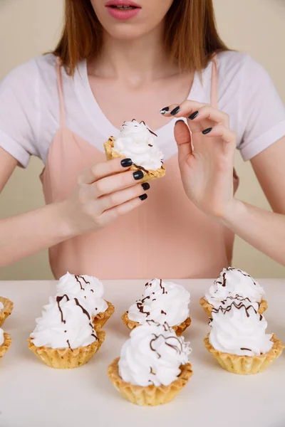 Zugeschnittenes Bild einer jungen Dame mit Cupcake. — Stockfoto