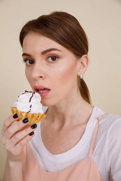 Imagen vertical de la mujer comiendo pastel — Foto de Stock