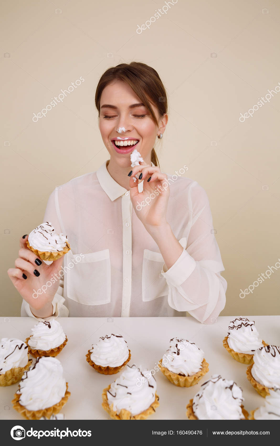 happy woman eating cupcakes at the table and having fun stock photo 160490476 - Woman Decorating Cupcakes happy woman eating cupcakes at the table and having fun stock photo 160490476 - Woman Decorating Cupcakes