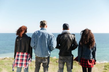 Bir grup arkadaşıyla resmini arkadan görünüm