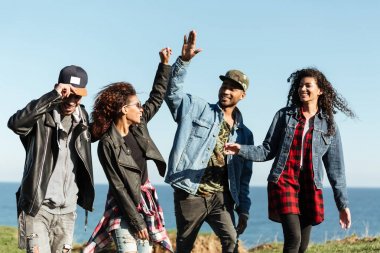 Afrika arkadaşlar vermek yürüyen bir beşlik birbirlerine gülümseyen.