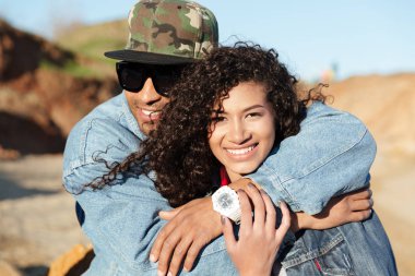 Mutlu Afrika seven beach adlı açık havada yürümek çift.