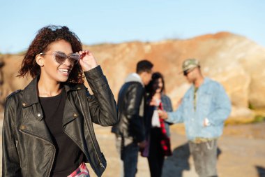Mutlu Afrika genç bayan beach adlı açık havada yürüyüş