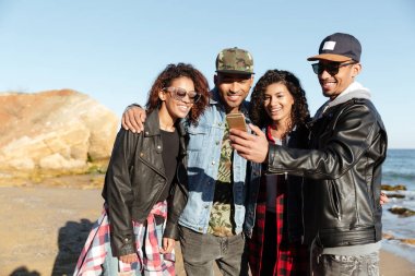 Mutlu Afrika arkadaşlar yürüme selfie cep telefonuyla bulun..
