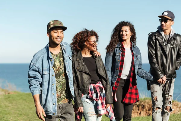 Gruppo di amici africani che camminano all'aperto vicino alla spiaggia . — Foto Stock