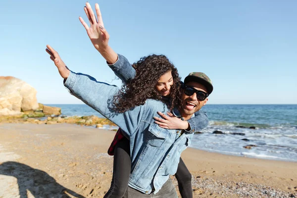 Sorridente coppia africana amorevole passeggiando all'aperto in spiaggia — Foto Stock