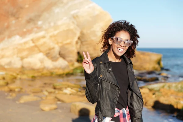 Felice africano giovane signora a piedi all'aperto in spiaggia . — Foto Stock