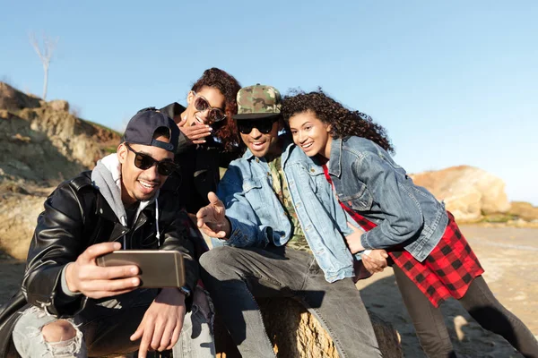 Açık havada yürüyüş mutlu Afrika arkadaş grubu