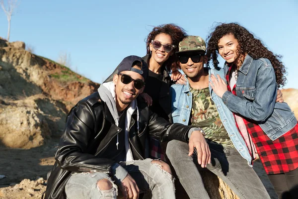 Afrika arkadaşlar açık havada Sahilde yürüyüş gülümseyen.