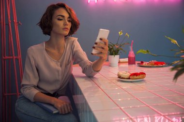 cep telefonu kullanan genç ve güzel kadın